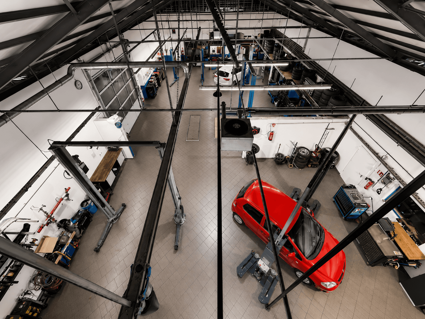 Blick in die Werkstatthalle von AUTOteam Mattlage