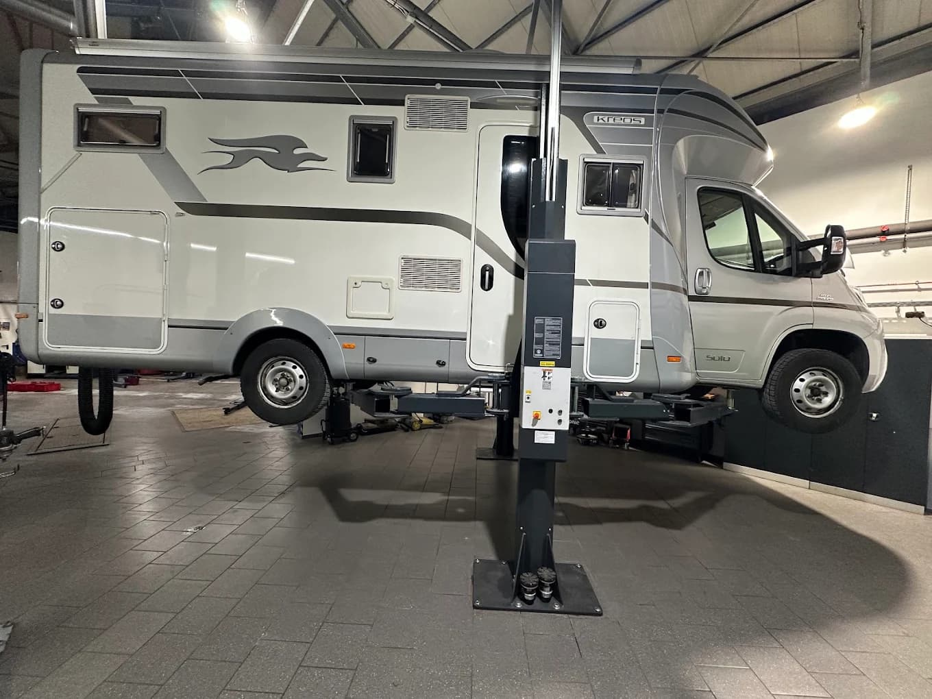 Wohnmobil auf der Hebebühne in der Werkstatt
